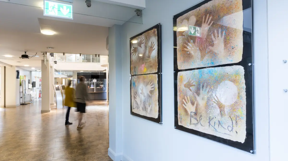 Be kind Artwork in a gallery